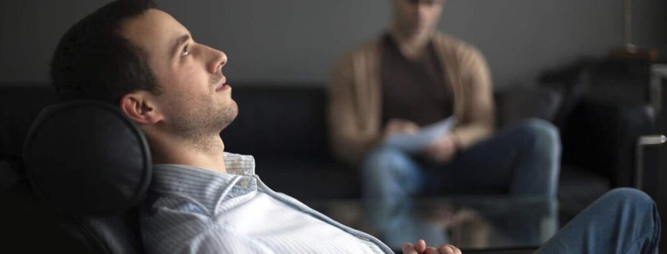 Sesión de terapia psicológica entre paciente y psicólogo